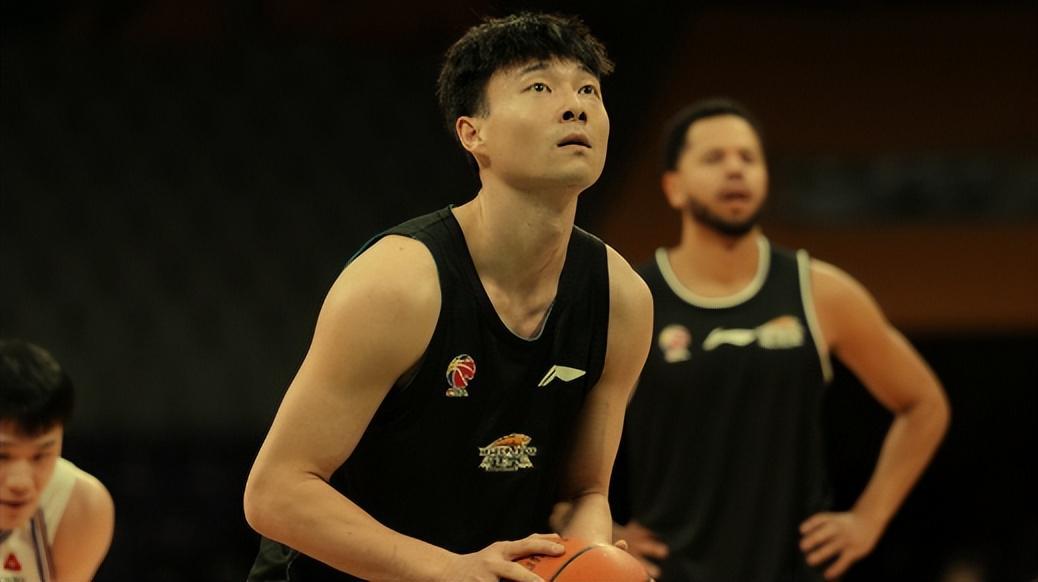 直播吧-赵继伟作壁上观！哈维首秀15分,布罗金顿现场学习,辽篮101:94北控