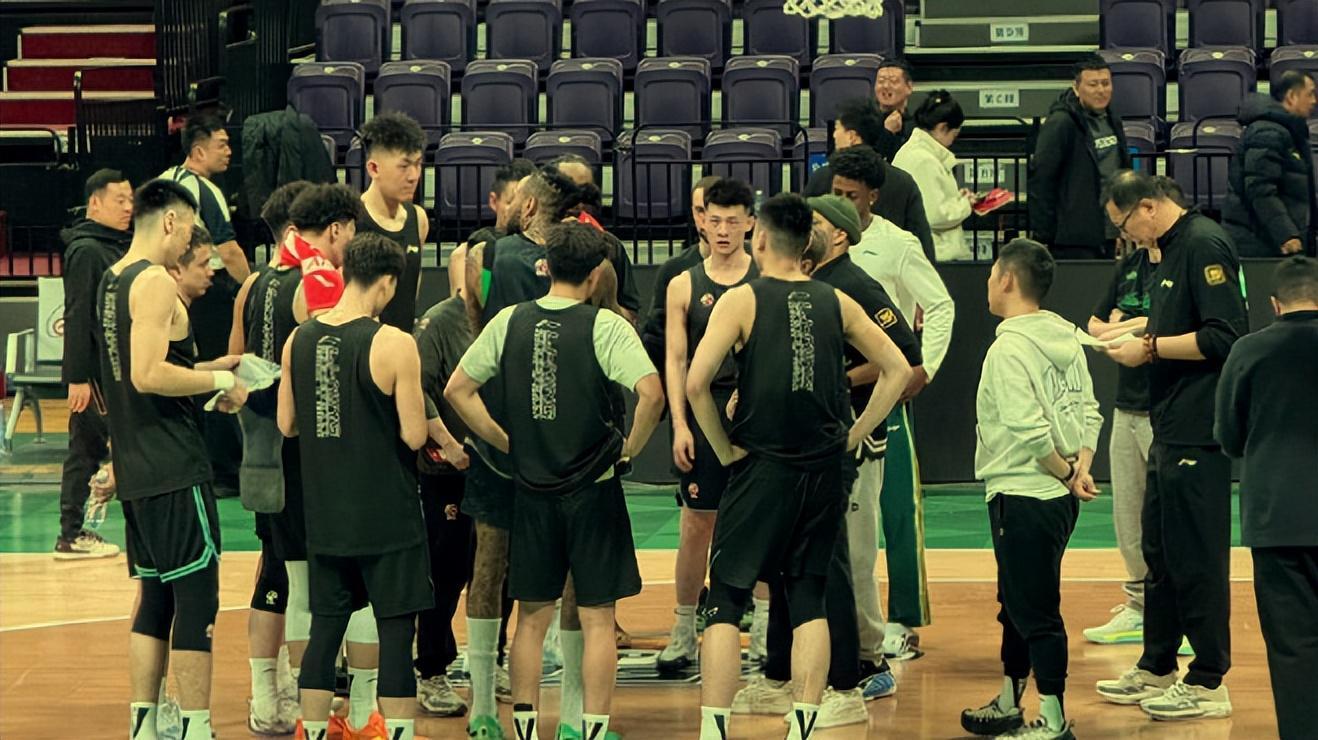 直播吧-赵继伟作壁上观！哈维首秀15分,布罗金顿现场学习,辽篮101:94北控