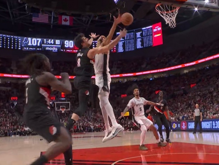 NBA-破防了！阿夫迪亚进攻遭文班血帽 防守文班被吹犯规&amp;6犯离场