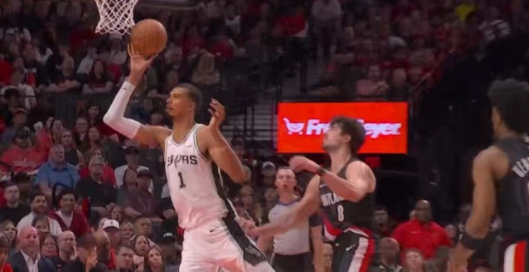 NBA-破防了！阿夫迪亚进攻遭文班血帽 防守文班被吹犯规&amp;6犯离场